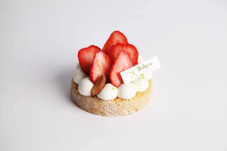 限定春季甜點「杏仁草莓塔」2吋。業者提供