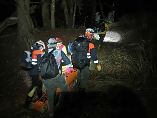 女登山客攀屏風山墜12米坡　警消-1°C暗夜徒手搬運救出