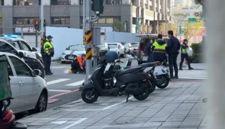 有民眾目擊李男「跑給警察追」，沒多久後又繞回，再次闖紅燈撞上轎車倒地。民眾提供