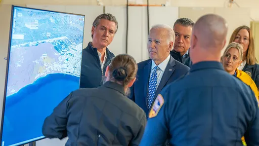 拜登消防站聽洛杉磯大火報告 開心宣布:好消息我當曾祖父了