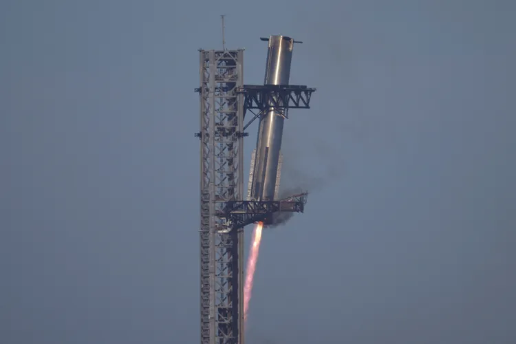 SpaceX超重型推進器的回收順利達成。美聯社