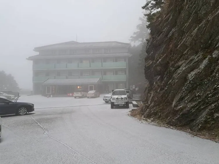 合歡山部分路面結冰。林業及自然保育署南投分署提供