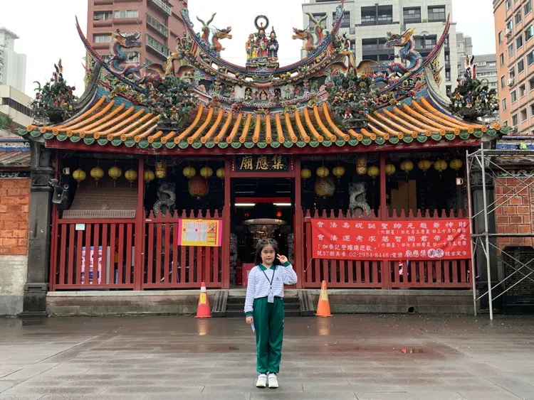 台北市定古蹟景美集應廟在民國94-98年修復完成，社區文化館在100-105年新建完成，共歷時18年，堪稱鄭德篆最具代表性的古蹟修復作品。鄭德篆提供