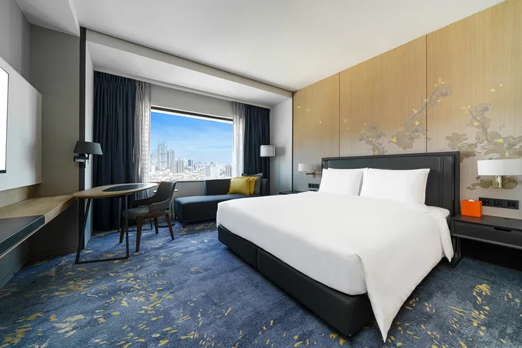 「花漾春宴住房專案」可入住金波典藏客房，每晚5800元起。高雄日航酒店提供