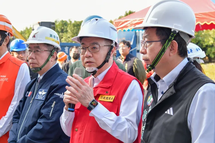 卓榮泰談話時意有所指，表示無論預算怎麼談，安心措施都不會少。行政院提供