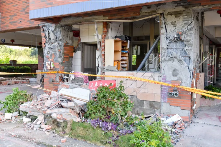 玉井區6層樓大樓結構受損，居民都已疏散安置。行政院提供