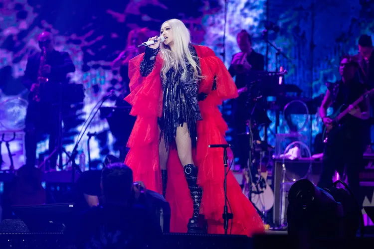 張惠妹大巨蛋跨年演唱會時，觀眾驚見天花板出現裂紋。聲動娛樂提供