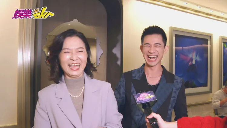 謝瓊煖（左）和曾子益一起受訪，2人互虧，笑聲不斷。民視提供