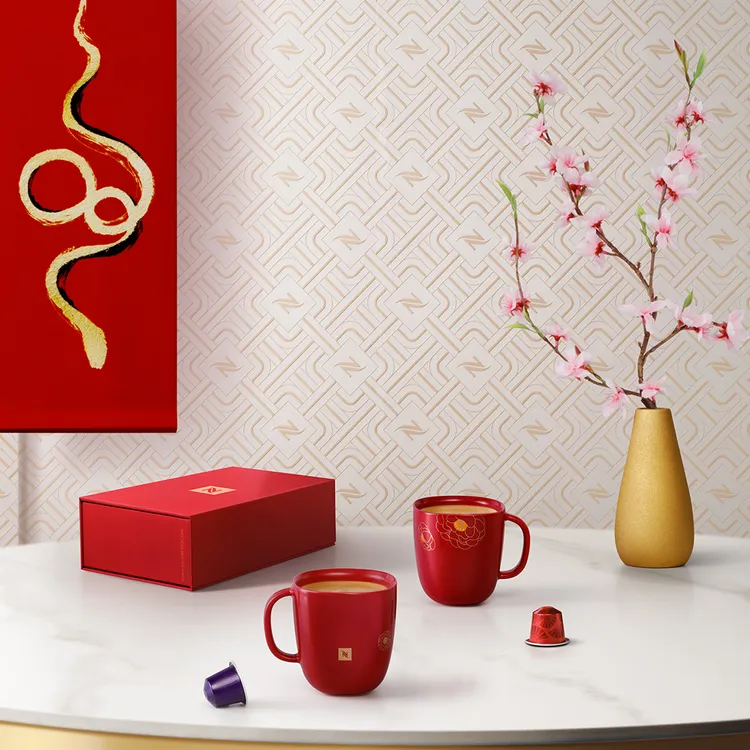 米蘭新興設計師 Federica Biasi 精心打造的花開富貴限量款陶瓷咖啡杯組（售價1220元）蛇年限定回歸。業者提供