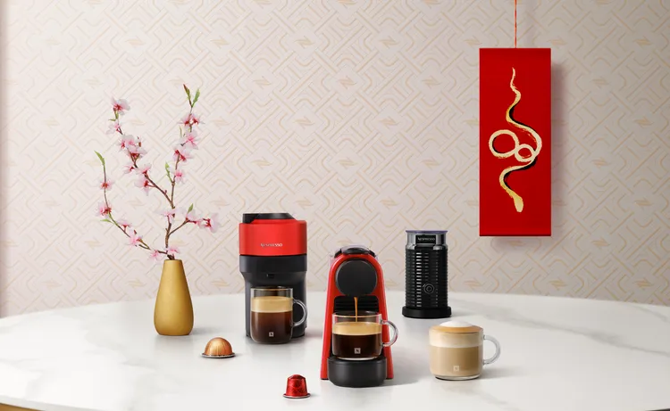 新禧迎春！Nespresso全系列咖啡機2,990元起，快入手新春紅色系咖啡機型為居家增添喜氣。業者提供