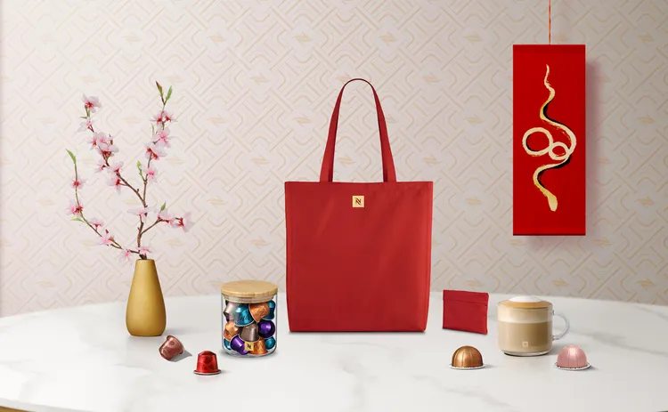 蛇年限定！購買咖啡膠囊即贈Nespresso 鴻運滿載托特包、招財納福儲存展示罐。