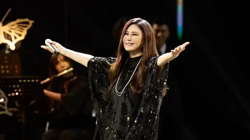 江蕙被直擊新加坡跨年 倒數衝馬路俏皮大喊:新年快樂