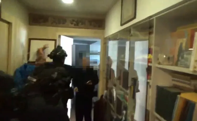 警方前往王薀處住逮人。警方提供