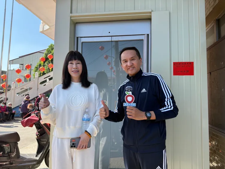 愛爾麗集團總裁常如山和共同創辦人劉貞華總經理愛心不落人後，全台各地都可見到他們慷慨解囊，造福鄉里的身影。讀者提供