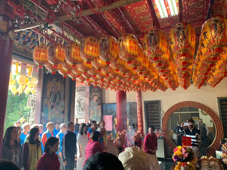 「愛爾麗醫療集團」集團總裁常如山和劉貞華總經理20日率領團隊，於高雄旗山旗尾代天后宮廣場，舉辦辭歲賀年活動。翻攝畫面