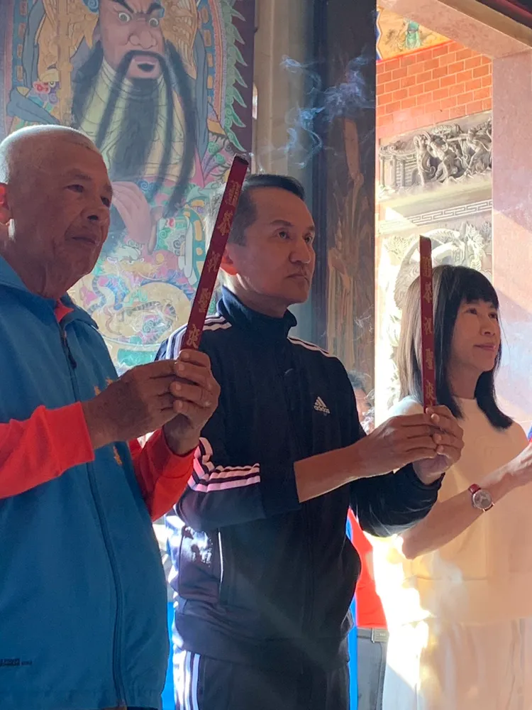 「愛爾麗醫療集團」集團總裁常如山（中）和劉貞華總經理（右）20日率領團隊，於高雄旗山旗尾代天后宮廣場，舉辦辭歲賀年活動。翻攝畫面