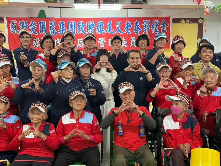 「愛爾麗醫療集團」集團總裁常如山和劉貞華總經理20日率領團隊，於高雄旗山旗尾代天后宮廣場，舉辦辭歲賀年活動。翻攝畫面