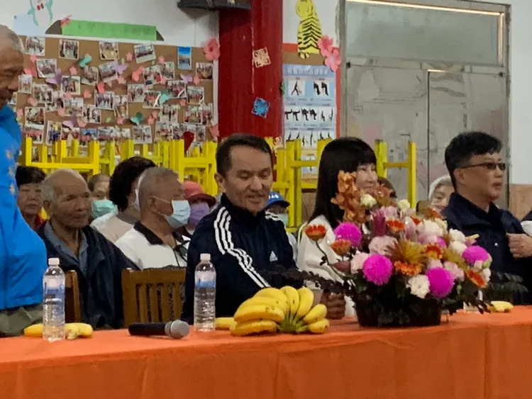 「愛爾麗醫療集團」集團總裁常如山和劉貞華總經理20日率領團隊，於高雄旗山旗尾代天后宮廣場，舉辦辭歲賀年活動。翻攝畫面