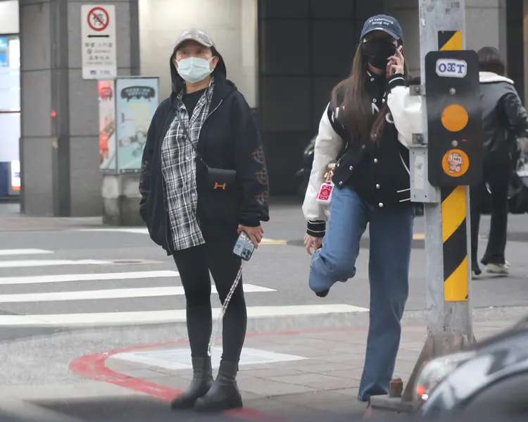 歐陽娣娣（右）邊講電話，邊翹起腳來抓癢。特勤中心攝