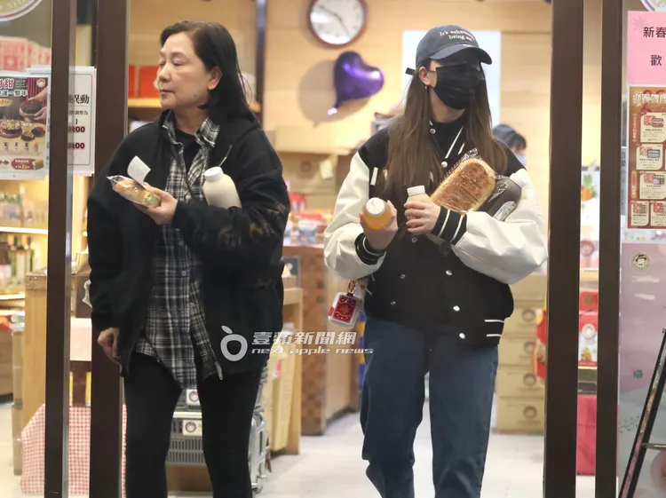 傅娟（左）和歐陽娣娣母女倆買完麵包準備回家。特勤中心攝