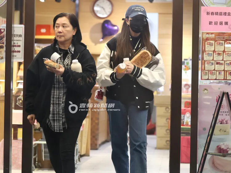 歐陽娣娣（右）和傅娟買了近500元的麵包和有機豆漿。特勤中心攝