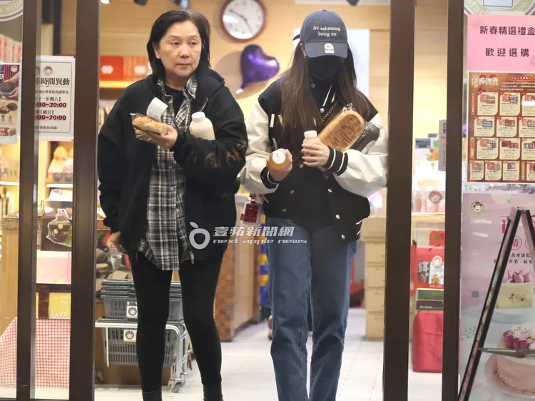 傅娟（左）和歐陽娣娣準備回家嗑麵包果腹。特勤中心攝