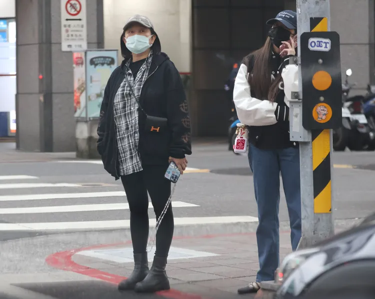 歐陽娣娣（右）在路口忙著講電話。特勤中心攝