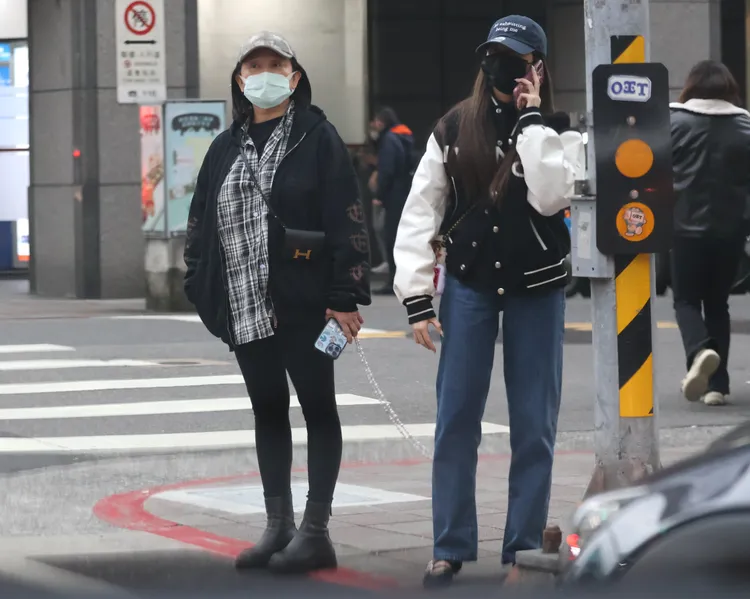 傅娟（左）在路口等紅綠燈過馬路。特勤中心攝