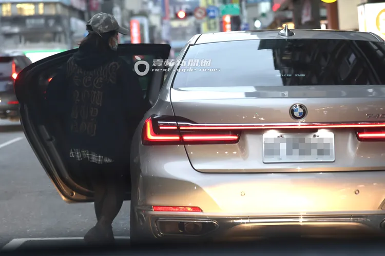 傅娟和小女兒歐陽娣娣搭乘要價580萬元的BMW740Li新車。特勤中心攝