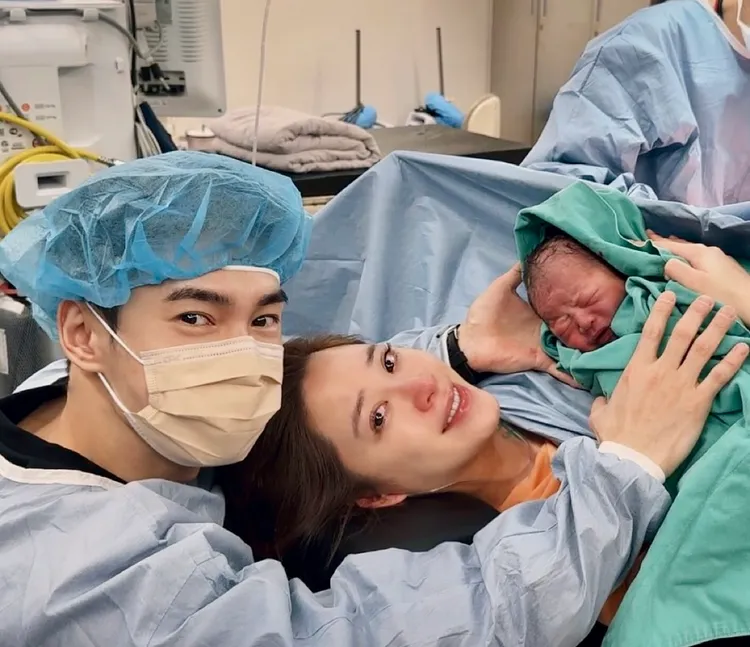 張書豪（左）和老婆歐陽妮妮上月底喜迎龍寶寶「睦睦」。翻攝歐陽妮妮IG