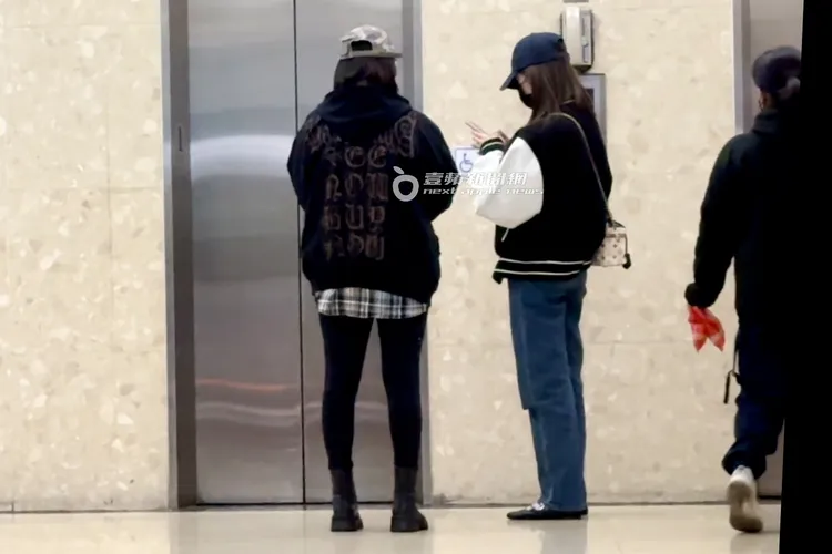 傅娟（左）和小女兒歐陽娣娣一起搭電梯上樓，探視坐月子的歐陽妮妮和金孫。特勤中心攝