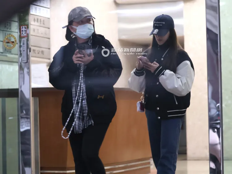 傅娟（左）和歐陽娣娣探望1小時便離開月子中心。特勤中心攝