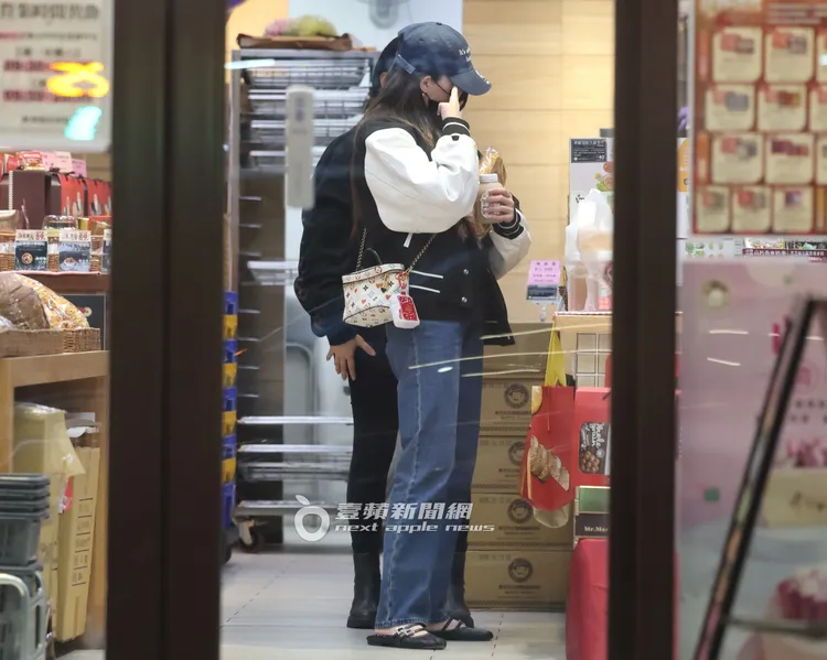 歐陽娣娣看起來似乎有些疲憊，用手揉眼睛。特勤中心攝