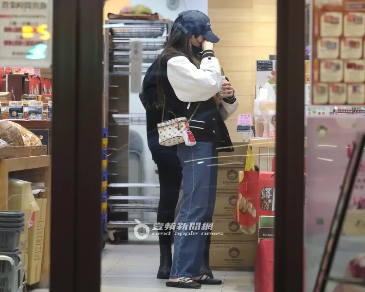 歐陽娣娣邊揉眼睛邊等傅娟結帳。特勤中心攝