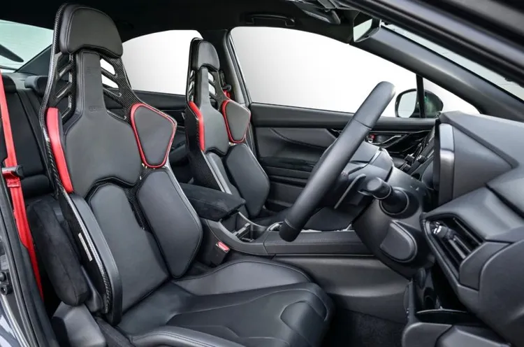 內裝以八向調整的Recaro碳纖維運動座椅、紅色安全帶，以及多處鋼琴黑飾板共同營造出專屬的性能氛圍。原廠照片