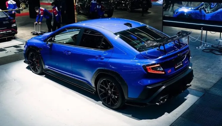 外觀透過空氣動力學套件進行強化，包括碳纖維尾翼與黑色裝飾細節，並配19吋BBS鍛造輪圈。原廠照片