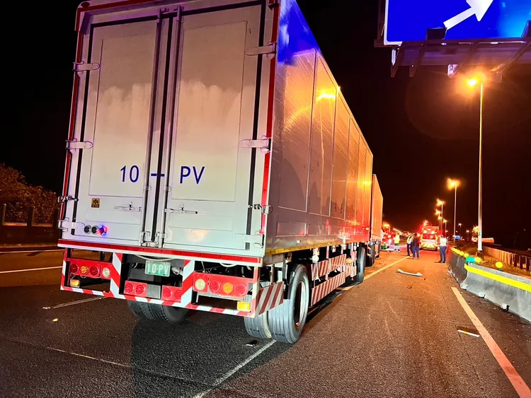 初步研判為第一輛追撞前車的曳引車駕駛分心導致。民眾提供