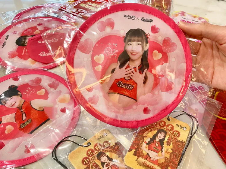 期間臨櫃點購2杯3Q鮮奶茶即送「小龍女圓扇」。莊偉祺攝