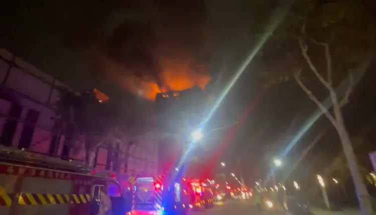 消防隊出動大批人車救火，2個多小時終於將火撲滅，所幸無人傷亡。翻攝畫面