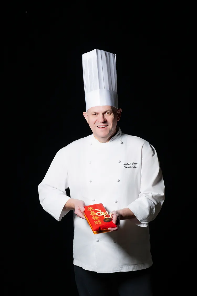 台北遠東香格里拉行政主廚葛哈德 (Gerhard Gerber) 統籌領軍，以國際化視野融合多元料理特色，打造令人驚豔的美食交響曲。台北遠東香格里拉提供