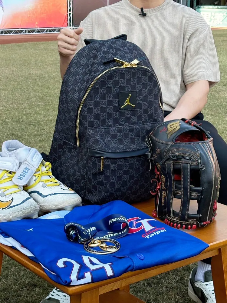 陳傑憲帶來個人裝備與機場實背爆紅款背包，老婆琦琦透露目前已熱銷斷貨。TVBS提供