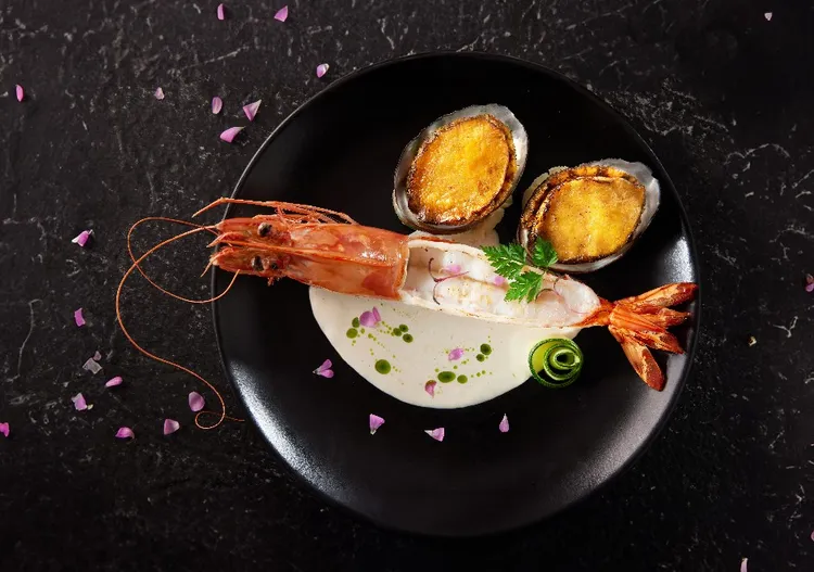 即日起到「王品牛排」消費兩客套餐，並出示活動畫面或完成拍照打卡，即款待價值688元的「海大蝦佐嫩煎鮑魚」。業者提供