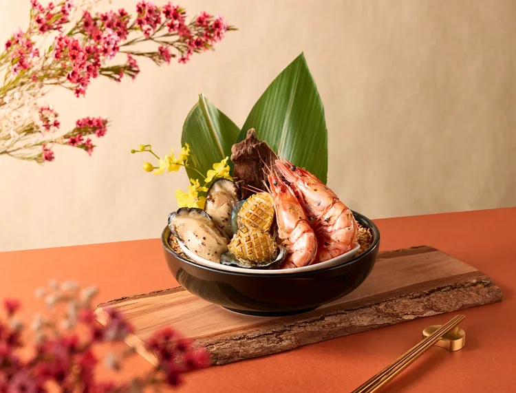 1/25至2月底在全台「藝奇 和牛岩板燒日本料理」（不適用於台北南京東店）完成拍照打卡便可獲贈「極上海味盛合」。業者提供