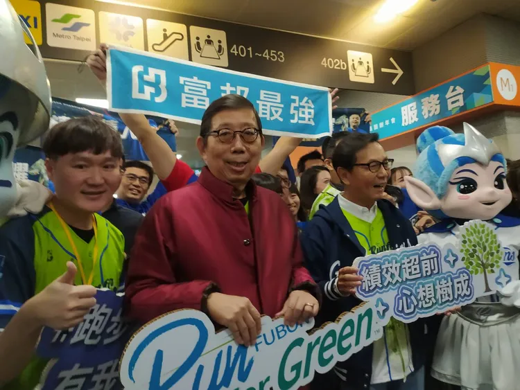 富邦金控今晚舉辦尾牙，富邦金控董事長蔡明興入場前接受員工歡呼。許麗珍攝