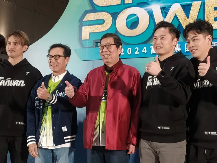 富邦金控今晚舉辦尾牙，富邦金控董事長蔡明興與富邦悍將此次獲得12強冠軍賽的球員一起合影。許麗珍攝