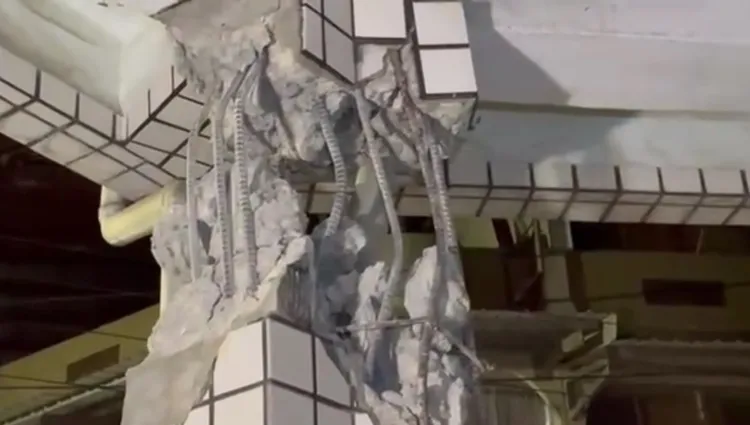 整排透天民宅搖到樑柱鋼筋裸露。民眾提供