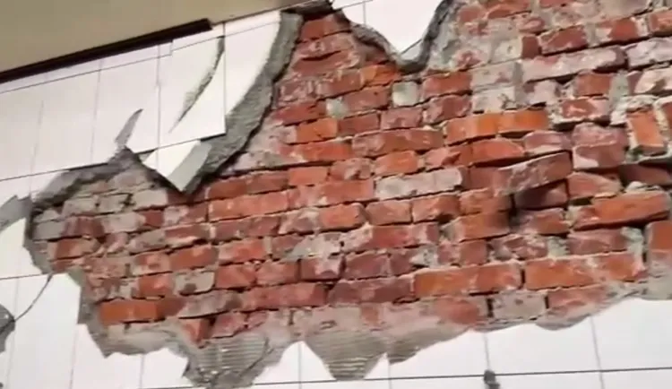 地震後屋內整片牆壁剝落。民眾提供