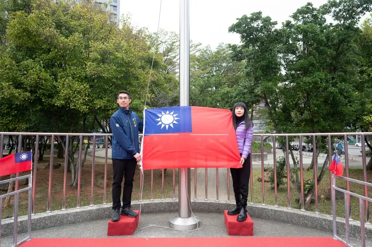 今年由蔡淑君及區長廖武輝共同擔任升旗手。服務處提供
