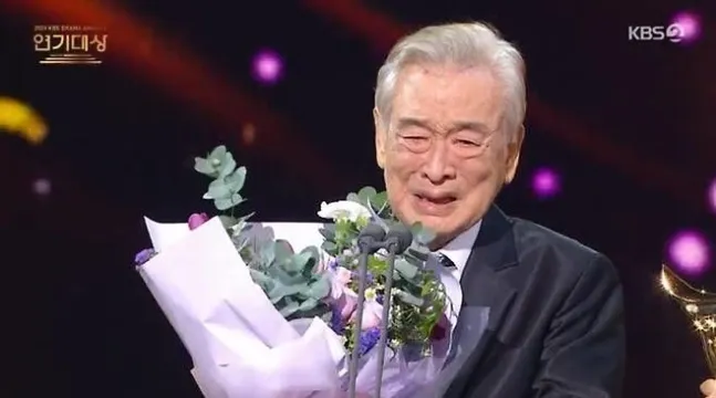 90歲李順載以《狗之聲》得到首座KBS年度大獎，留下眼淚。翻攝KBS