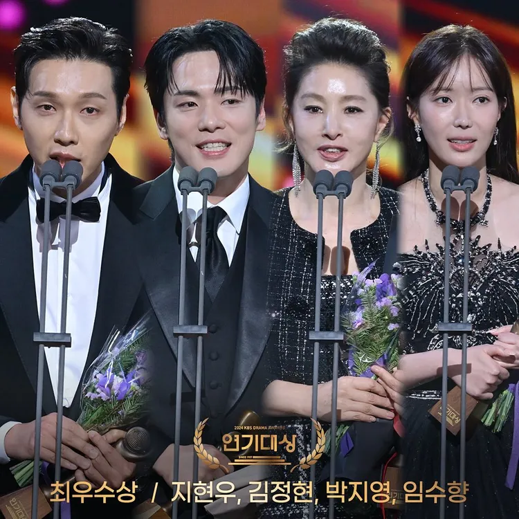 最優秀男女演員獎由《美女與純情男》智鉉（左起）、《熨斗家族》金正賢、《熨斗家族》朴志暎、《美女與純情男》林秀香奪得。翻攝KBS
